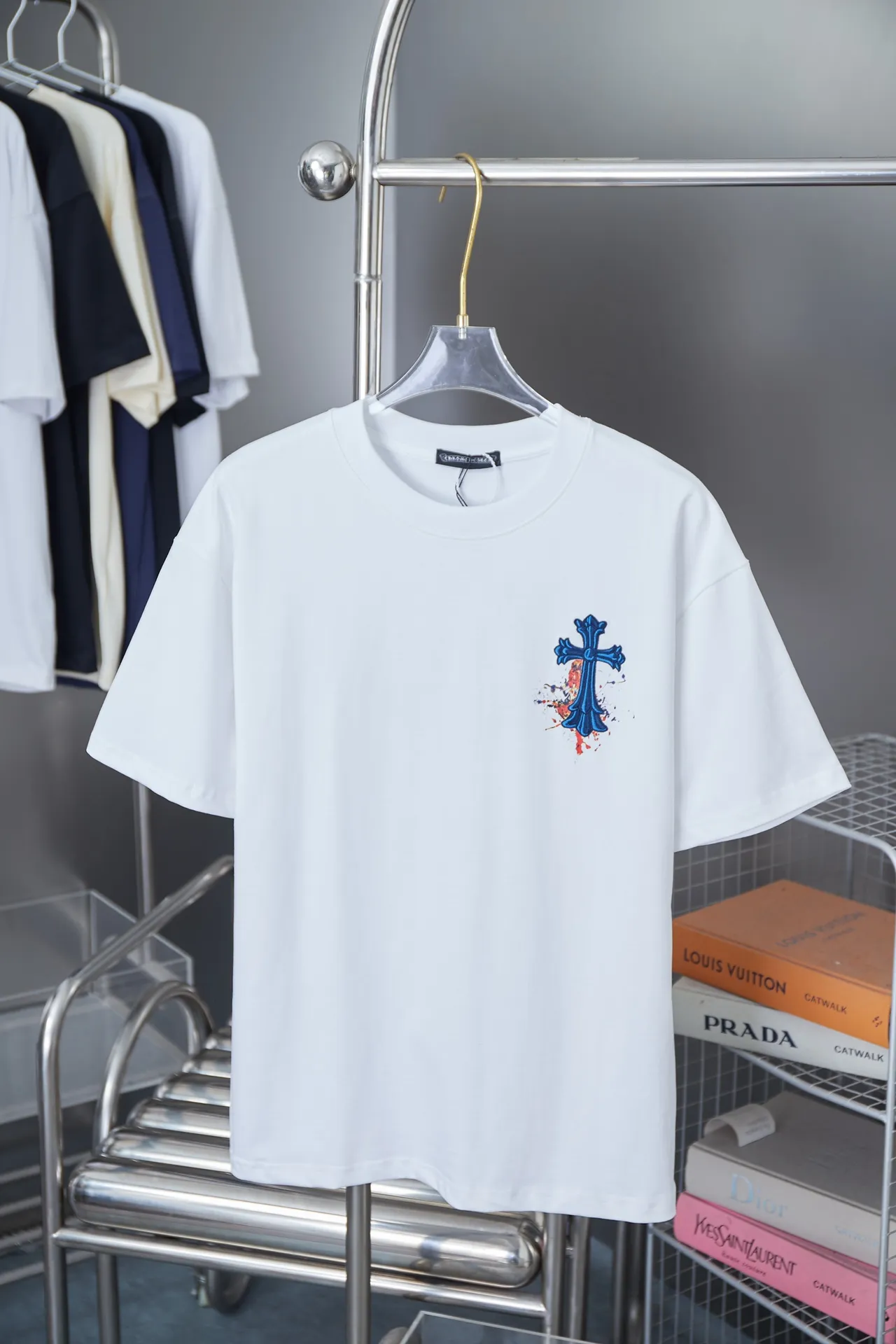 🅿️200 Ch*ome Hearte 25SS early spring new style Contrast color embroidery Crow heart cross short sleeve Light luxury essential item for daily commuting for men and women Correct version Welcome to compare Detailed features · 320g 100% pure cotton double yarn jersey fabric · Custom dyed in the same cylinder, special thickened 32 pieces double-strand 1X1 thread · Imported Tajima machine embroidery tatami embroidery · Digital direct printing logo pattern · Double-needle stitching and cross-seam technology · Original main mark, washed tag, brand moisture-proof paper packaging Color: black/white/pink Size: S/M/L/XL